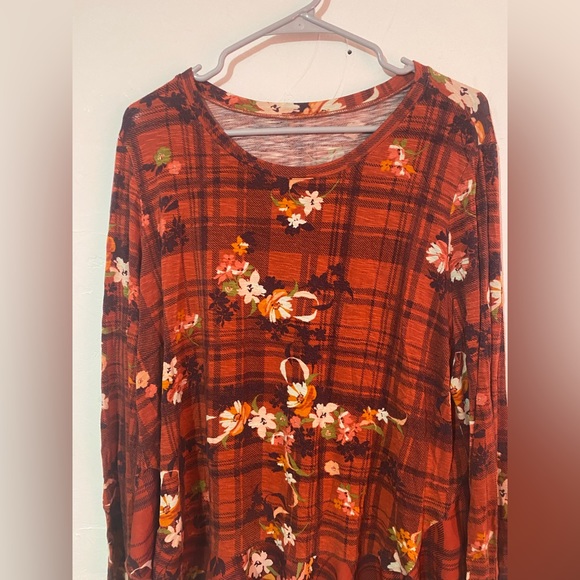 read orange, flowery, checkered, top size large - Picture 2 of 3